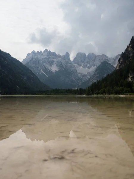 Odbicie panoramy Dolomitów w alpejskim jeziorze Duerrensee Durrensee Lago di Landro Trentino Południowy Tyrol Włochy — Zdjęcie stockowe