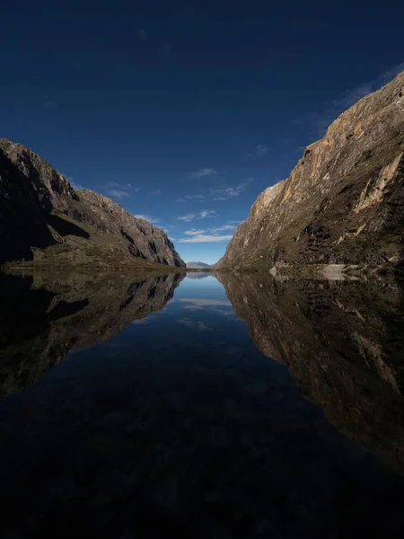 Reflejo panorámico del lago alpino andino Laguna Chinancocha Llanganuco Huaraz Yungay Ancash Perú — Foto de Stock