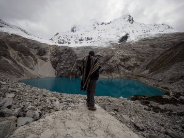 Andean Dağı Gölü 'nde geleneksel pançolu yürüyüşçü Laguna 69 Cordillera Blanca Huaraz Ancash Peru