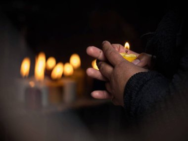 Elinde yanan mum tutan kadın kederli din inancı Las Lajas Sığınak Ipiales Kolombiya