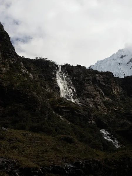 Vista panorámica del paisaje montañoso andino cerca de la Laguna 69 Cordillera Blanca Cebollapampa Huaraz Ancash Perú — Foto de Stock