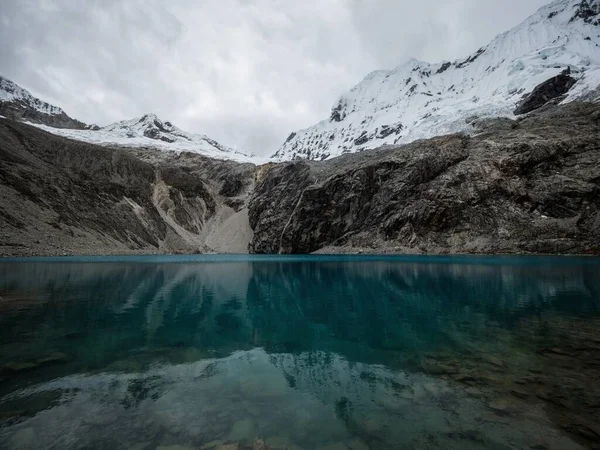 Vista panorámica del paisaje del lago alpino andino Laguna 69 Cordillera Blanca Cebollapampa Huaraz Ancash Perú — Foto de Stock