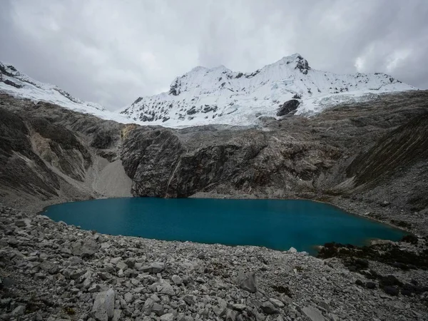 Vista panorámica del paisaje del lago alpino andino Laguna 69 Cordillera Blanca Cebollapampa Huaraz Ancash Perú —  Fotos de Stock