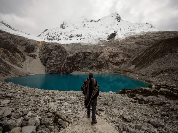 Πεζοπόρος στην παραδοσιακή τοπική κάπα πόντσο σε Andean λίμνη βουνό Laguna 69 Cordillera Blanca Huaraz Ancash Περού — Φωτογραφία Αρχείου