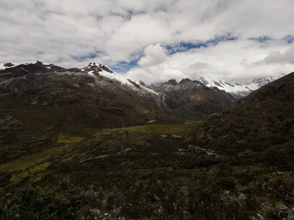 Vista panorámica del valle del paisaje montañoso andino cerca de Laguna 69 Cordillera Blanca Cebollapampa Huaraz Ancash Perú — Foto de Stock