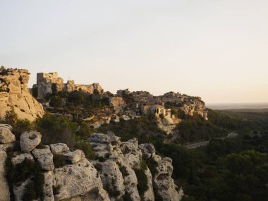 Provence Alpes Cote dAzur France 'taki Ortaçağ tarihi kaya kalesi Les Baux-de-Provence' ın hava gün batımı manzarası