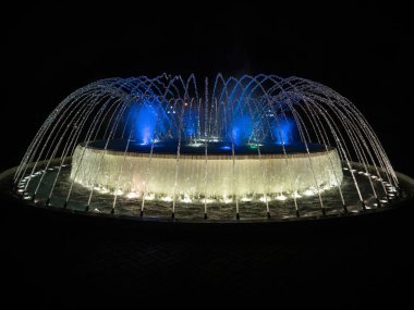 Renkli aydınlatılmış su fıskiyeleri hafif sanat kurulumu Circuito magico del Agua Park de la Reserva Lima Peru 'da