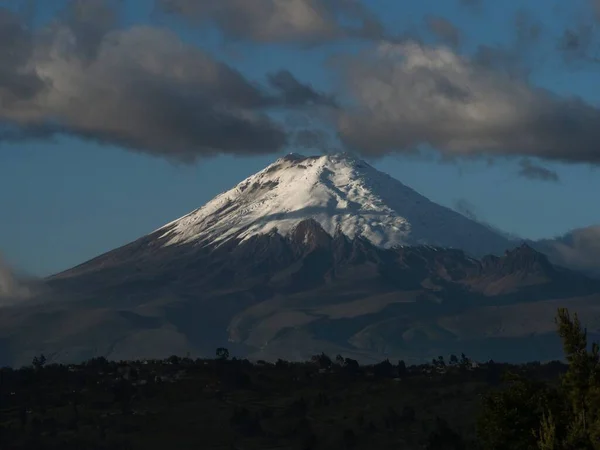 Vista panorámica del estratovolcán Cotopaxi montaña volcánica cubierta de nieve blanca vista desde Latacunga Ecuador América del Sur — Foto de Stock