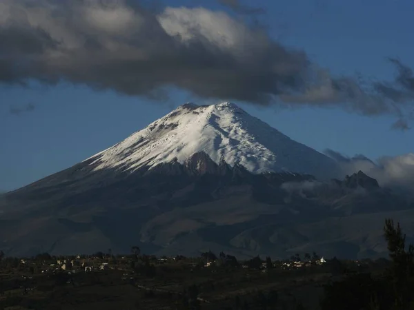 Panorama view of stratovolcano Cotopaxi white snow capped volcanic mountain seen from Latacunga Ecuador South America — Stock Photo, Image