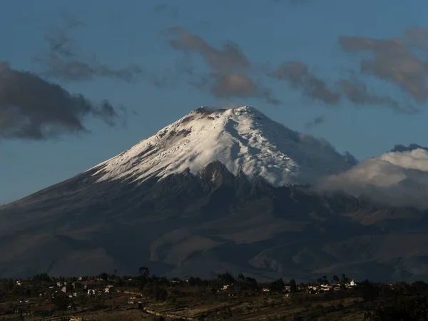 Vista panoramica del vulcano stratovulcano Cotopaxi montagna vulcanica innevata vista da Latacunga Ecuador Sud America — Foto Stock