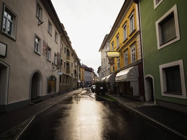 Panorama da paisagem urbana de rua edifícios de arquitetura histórica na cidade medieval Lienz East Tyrol Austria Europe — Fotografia de Stock