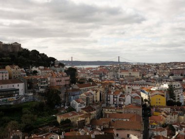 Portekiz 'in Avrupa' sında Miradouro da Graca teras tepesinden Lisboa şehir merkezinin manzarası