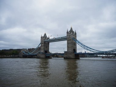 Londra 'daki Thames Nehri üzerindeki ünlü Tower Bridge' in panorama manzarası İngiltere Büyük Britanya Avrupa