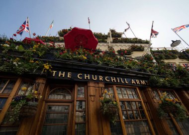 Renkli bar çiçekleri Panorama Notting Hill Londra Churchill Arms İngiltere İngiltere İngiltere