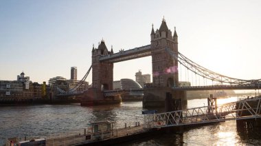 Londra 'daki Thames Nehri üzerindeki ünlü Tower Bridge' in panorama manzarası İngiltere Büyük Britanya Avrupa