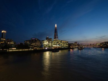 Nehir kenarındaki gezinti alanı panorama Londra şehir merkezi Thames nehri Büyük Britanya Birleşik Krallık Avrupa