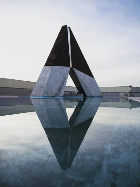 Πανόραμα αντανάκλαση του Monumento aos Combatentes do Ultramar αφιέρωμα πεσόντων στρατιωτών μνημείο στο Belem Λισαβόνα Πορτογαλία — Φωτογραφία Αρχείου