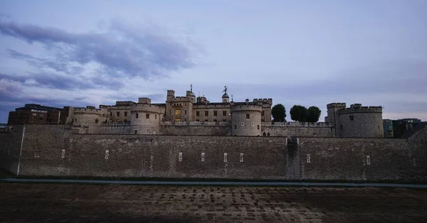 Panorama starożytnego średniowiecznego zamku twierdza Tower of London Tamiza rzeki Anglia Wielka Brytania — Zdjęcie stockowe