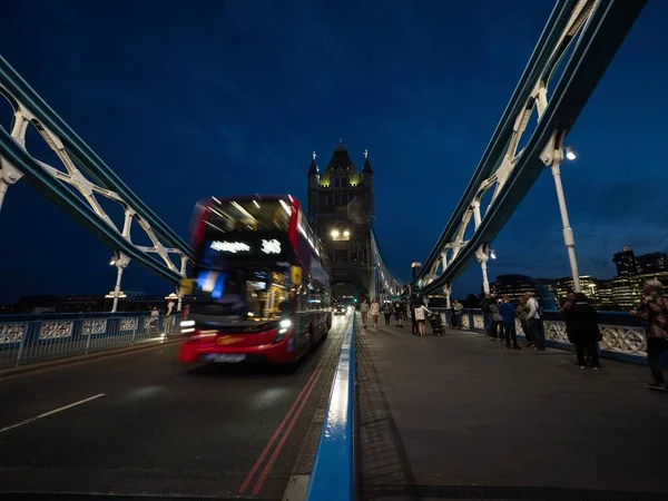 Słynny czerwony dwupokładowy autobus na oświetlonej słynnej rzece Tower Bridge Thames w Londynie Anglia Wielka Brytania nocą — Zdjęcie stockowe