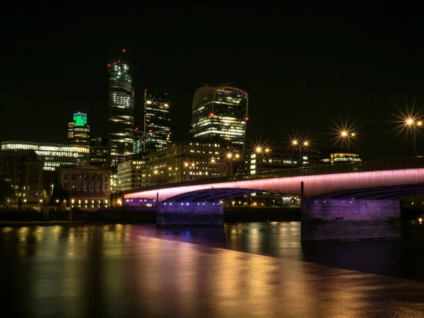 Waterfront bankside promenade esplanade panorama Londres centro da cidade Rio Tâmisa Grã-Bretanha Reino Unido Reino Unido Europa — Fotografia de Stock