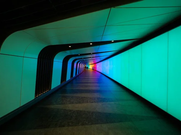 Kleurrijke LED-verlichting art wall tunnel ondergrondse metro onderdoorgang in Kings Cross St Pancras treinstation Londen GB UK — Stockfoto