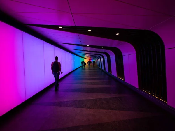 Kleurrijke LED-verlichting art wall tunnel ondergrondse metro onderdoorgang in Kings Cross St Pancras treinstation Londen GB UK — Stockfoto