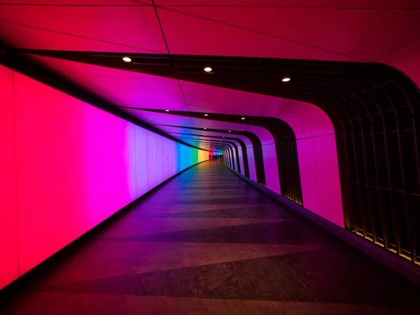 Kleurrijke LED-verlichting art wall tunnel ondergrondse metro onderdoorgang in Kings Cross St Pancras treinstation Londen GB UK — Stockfoto