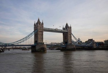 Londra 'daki Thames Nehri üzerindeki ünlü Tower Bridge' in panorama manzarası İngiltere Büyük Britanya Avrupa