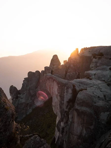 Poncho de excursionista panorámico al atardecer en Marcahuasi andes meseta formaciones rocosas montaña colina valle naturaleza paisaje Lima Perú — Foto de Stock