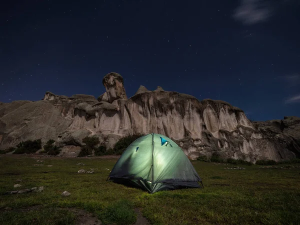 Panorama nocturno de tienda remota camping en Marcahuasi andes meseta formaciones rocosas colina naturaleza paisaje Lima Perú — Foto de Stock