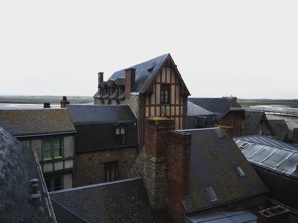 Panoráma kilátás keskeny sikátoros utcában macskaköves utca Mont Saint Michel sziget rock Castle város Normandia Franciaország — Stock Fotó