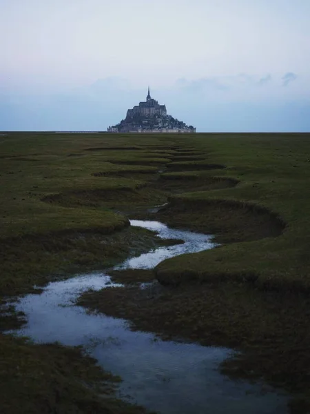 Panorama vista del paisaje del Mont Saint Michel famosa isla aislada remota castillo de roca ciudad en Normandía Francia — Foto de Stock