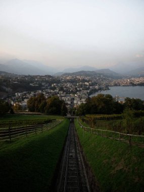 Monte San Salvatore dağ tepesindeki füniküler demiryolu manzarası Lago di Lugano Gölü Ticino Gölü Avrupa