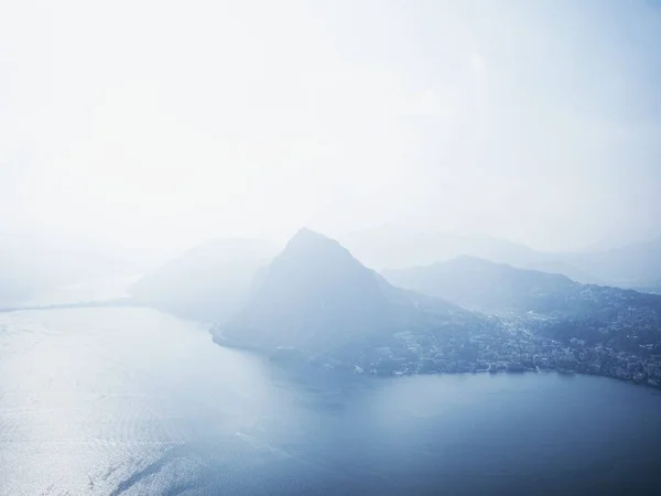 Vista panoramica della collina del Monte San Salvatore dal Monte Bre al Lago di Lugano in Ticino Svizzera Italia — Foto Stock