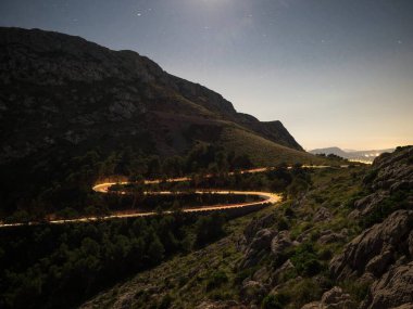 Es Colomer Formentor Mallorca Balearic İspanya 'daki kıvrımlı dağ yolu caddesinin uzun metrajlı gece manzarası