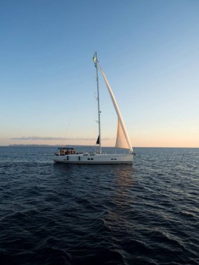 Günbatımında Akdeniz Okyanusu 'na yelken açan tekne manzaralı Mallorca Balear Adaları İspanya