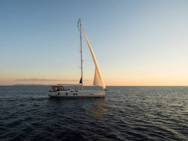 Günbatımında Akdeniz Okyanusu 'na yelken açan tekne manzaralı Mallorca Balear Adaları İspanya