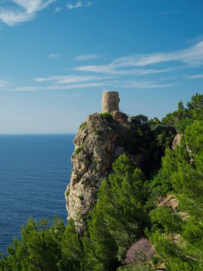 Torre del Verger 'in tarihi gözlem kulesi Akdeniz kıyısı kıyısı Banyalbufar Mallorca Balearic İspanya