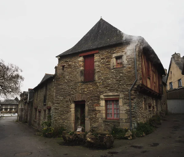 Eski tarihi tarihi tarihi yapıların panorama manzarası Malestroit Brittany Fransa 'daki tipik yarı keresteli evler — Stok fotoğraf