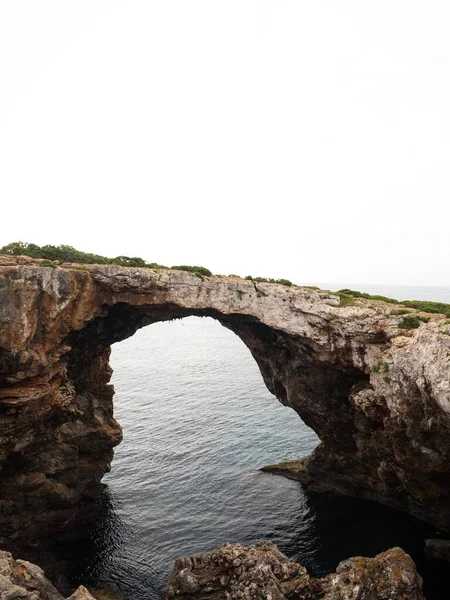 Vista panorámica del arco natural del puente rocoso en Cala Varques Calo Blanc Mallorca Mallorca Mediterráneo Baleares España — Foto de Stock