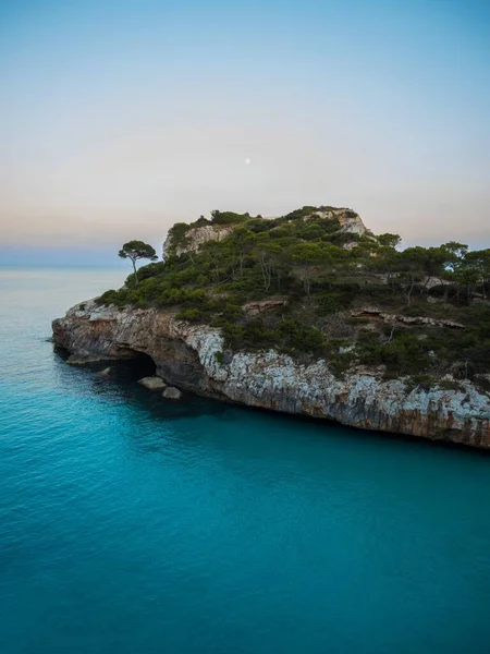 Panorama vista de acantilado rocoso costa turquesa mar Mediterráneo mar agua Mallorca Mallorca Islas Baleares España — Foto de Stock