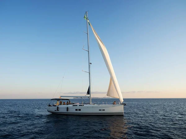 Günbatımında Akdeniz Okyanusu 'na yelken açan tekne manzaralı Mallorca Balear Adaları İspanya