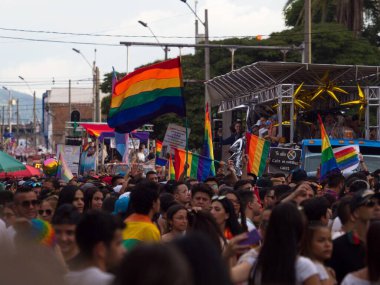 LGBTQI, Medellin Kolombiya 'da eşcinsel transseksüel lezbiyen biseksüel eşcinsel gurur kutlaması yürüyüşü düzenledi