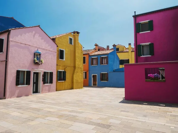 Panorama de pintorescas casas pintorescas edificios en la calle de los canales de la isla de Burano Laguna Veneciana Venecia Italia — Foto de Stock