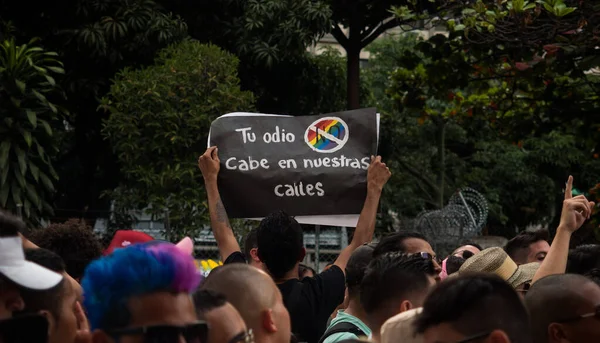 Tu odio no cabe en nuestras calles firmar en marcha LGBTQI desfile gay orgullo celebración evento en Medellín Colombia —  Fotos de Stock