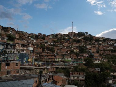 Comuna 13 San Javier 'deki renkli tuğladan evler Medellin Kolombiya' nın yoksul mahallelerinde panorama manzarası.