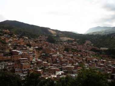 Comuna 13 San Javier 'deki renkli tuğladan evler Medellin Kolombiya' nın yoksul mahallelerinde panorama manzarası.