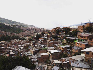 Comuna 13 San Javier 'deki renkli tuğladan evler Medellin Kolombiya' nın yoksul mahallelerinde panorama manzarası.