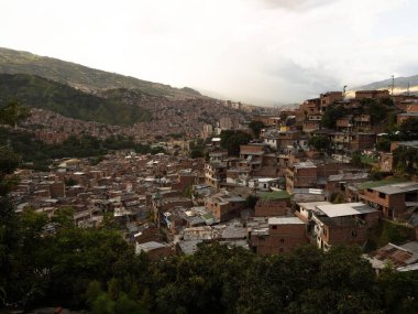 Comuna 13 San Javier 'deki renkli tuğladan evler Medellin Kolombiya' nın yoksul mahallelerinde panorama manzarası.