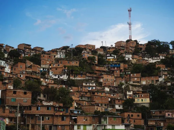 Panorama paisagem urbana de casas de tijolos coloridos em Comuna 13 San Javier bairro pobreza favela em Medellín Colômbia — Fotografia de Stock